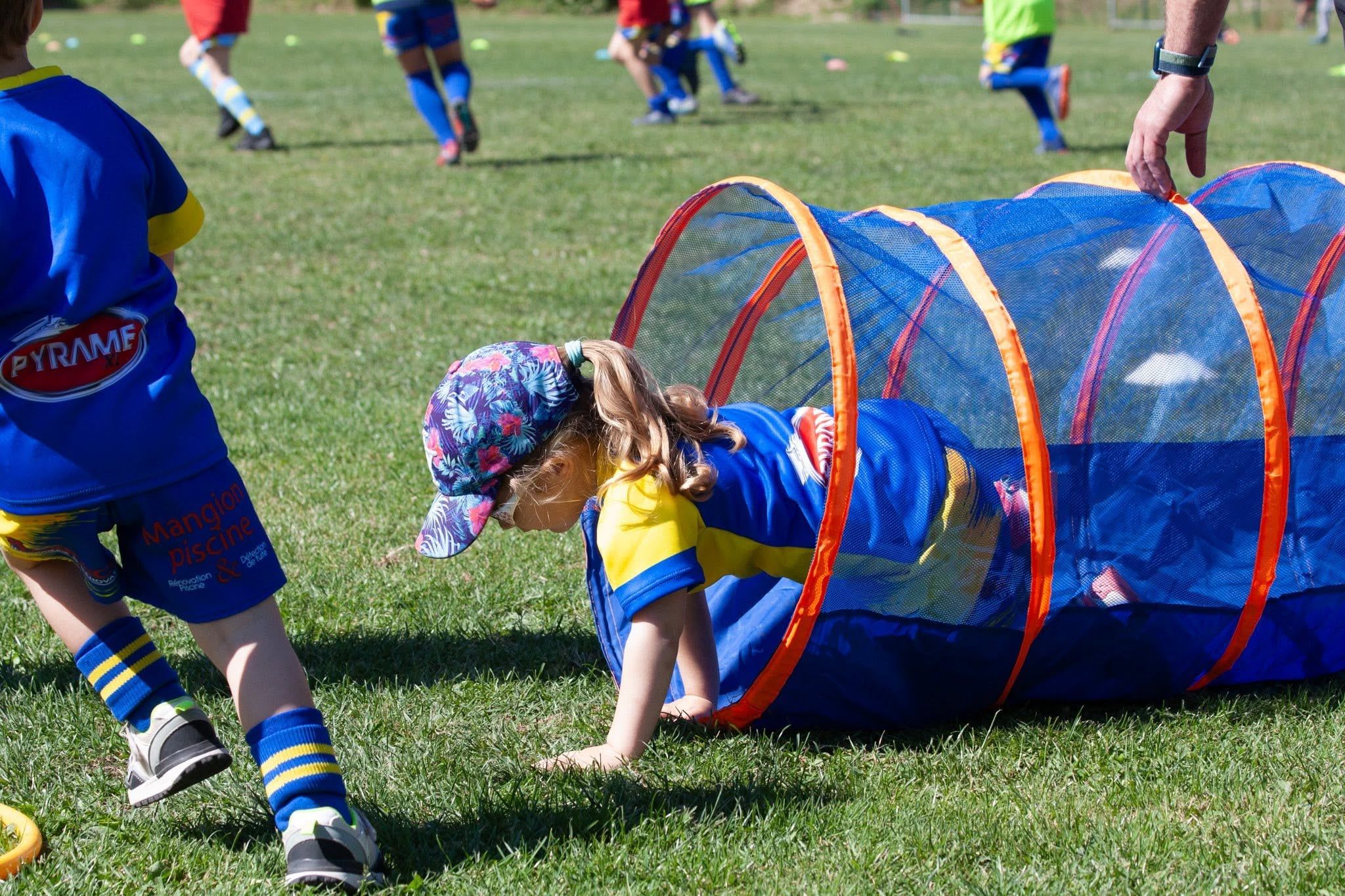Baby rugby : un enfant traverse un tunnel pendant un parcours