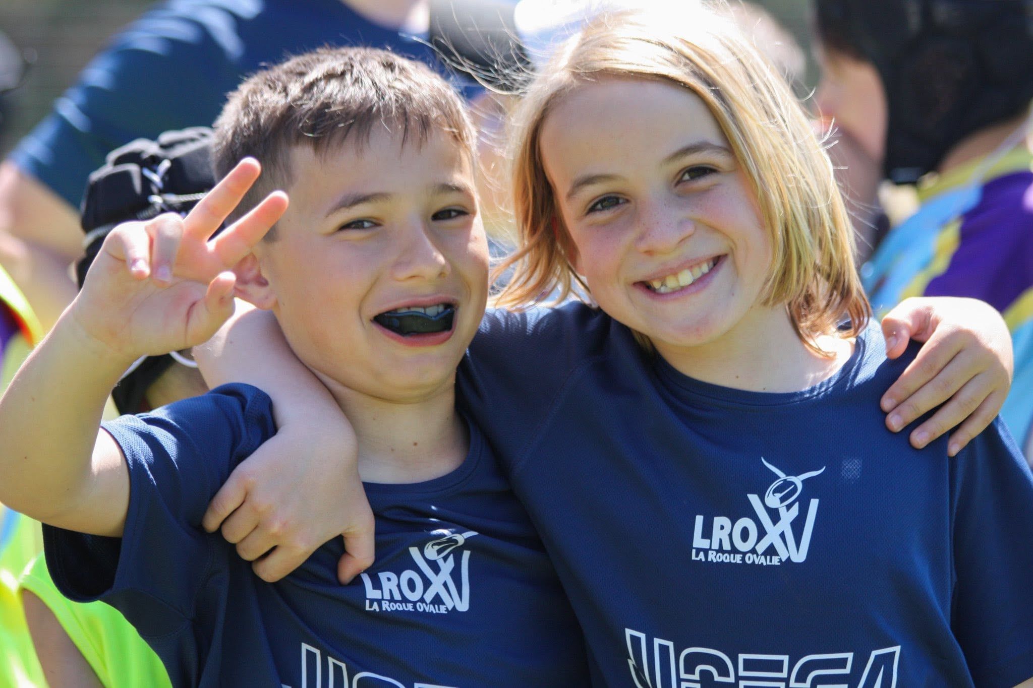 Des jeunes de l'école de rugby jouent un ballon pendant un plateau